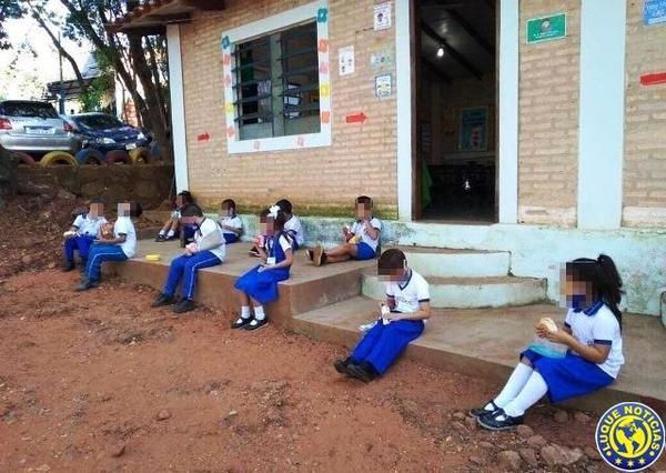 Merienda en modo covid, pero en el corredor de una escuela de Luque •