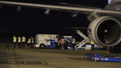 Llegó a la Argentina vuelo con las 904 mil vacunas desde China | .::Agencia IP::.