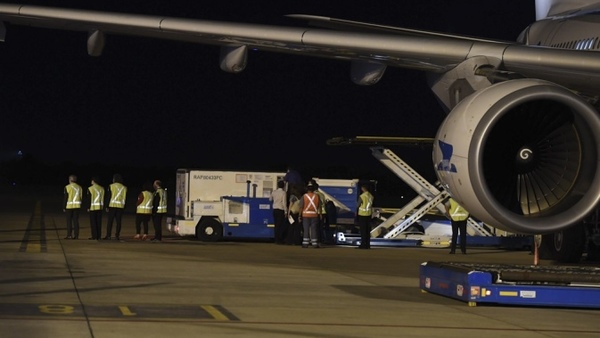 Llegó a la Argentina vuelo con las 904 mil vacunas desde China | .::Agencia IP::.