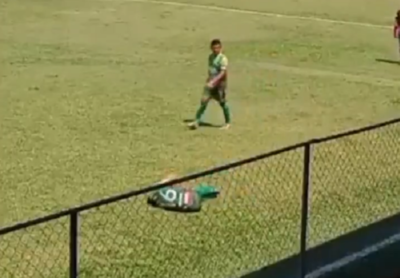Insólito: Jugador intenta engañar al árbitro golpeándose con una piedra