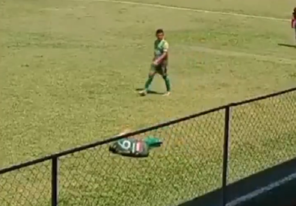 Insólito: Jugador intenta engañar al árbitro golpeándose con una piedra