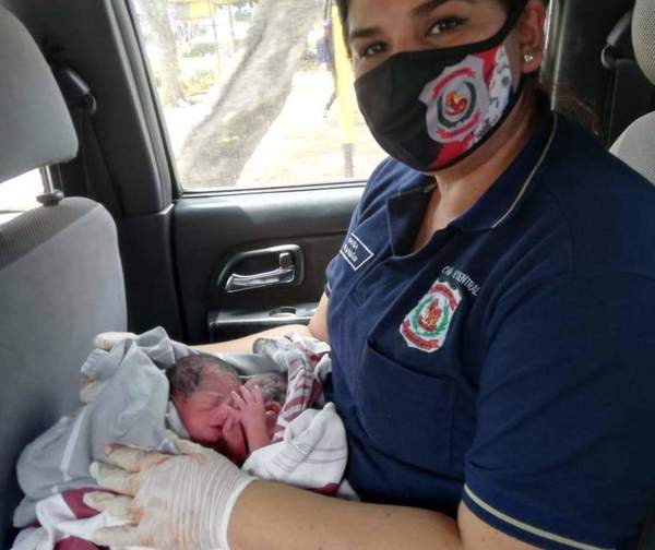 Gemelos nacen en automóvil camino al hospital en San Lorenzo