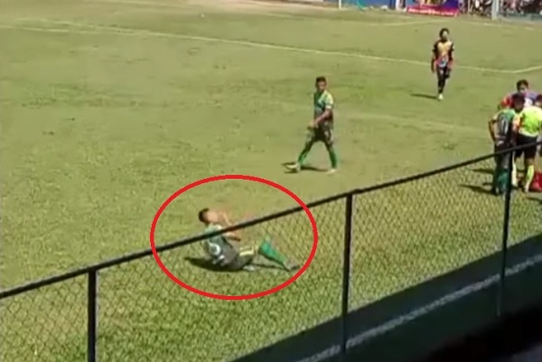 Insólito: Futbolista finge y se golpea a sí mismo