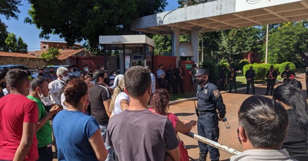 La Nación / Aspirantes a policías amenazan con encadenarse frente a la academia