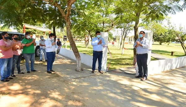 Inauguran mejoras en la emblemática plaza de Coronel Maciel - Noticiero Paraguay