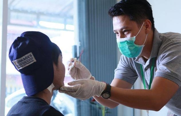 Diario HOY | Test rápido vía oral para VIH: Hisopado podrá realizarse en casa