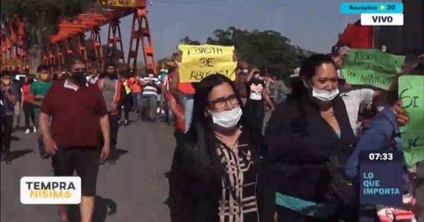 La Nación / Comerciantes de frontera urgen ayuda: ““Ya no vendemos ni una media”