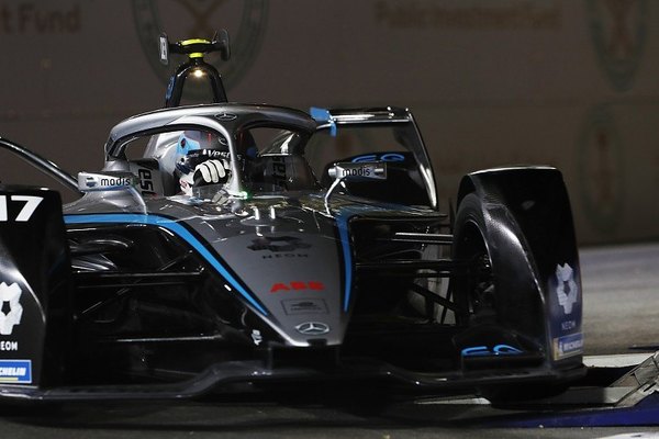 Nyck de Vries logra una dominante pole en Ad Diriyah