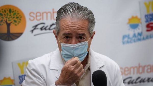 Renuncia el ministro de Salud en Ecuador tras el escándalo del plan de vacunación