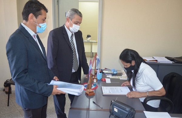 Gobernador de Guairá presenta su informe de gestión a concejales - Noticiero Paraguay