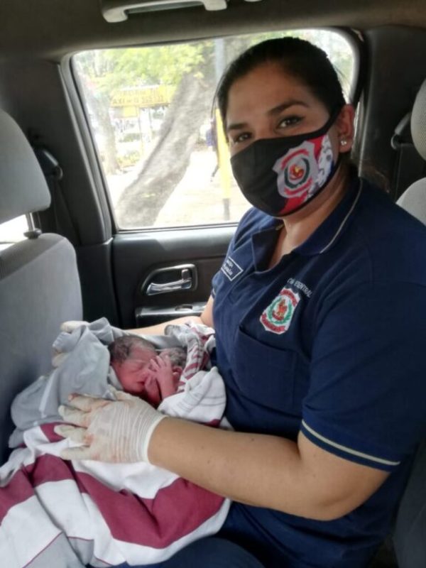 “Fue difícil llegar y ver a las criaturas recién nacidas”: Subcomisario que auxilió a mellizos prematuros contó su experiencia | Ñanduti