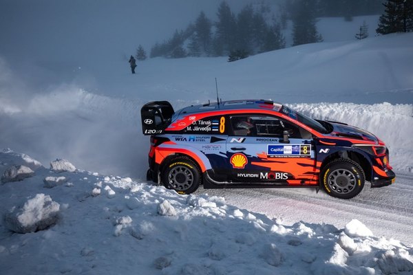 Tanak comanda en el primer día del Arctic Rally