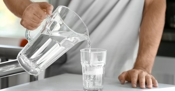 ¿Cuánta agua hay que beber a diario para perder peso? - C9N