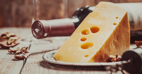 La razón por la que la ciencia recomienda comer queso y beber vino - C9N