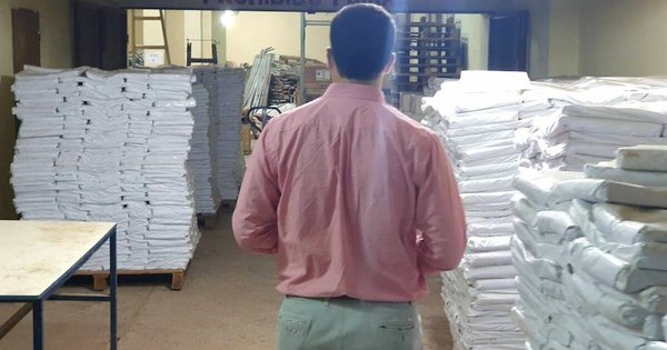 La Nación / Útiles, abandonados en depósito del MEC