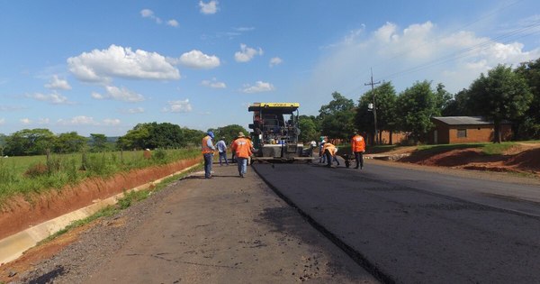 La Nación / Obra Ñumí-San Juan Nepomuceno avanza con trabajos de base de concreto asfáltico en calzada