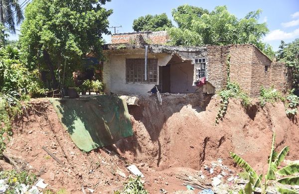 Sin avances en muros caídos tras temporal hace un mes - Nacionales - ABC Color
