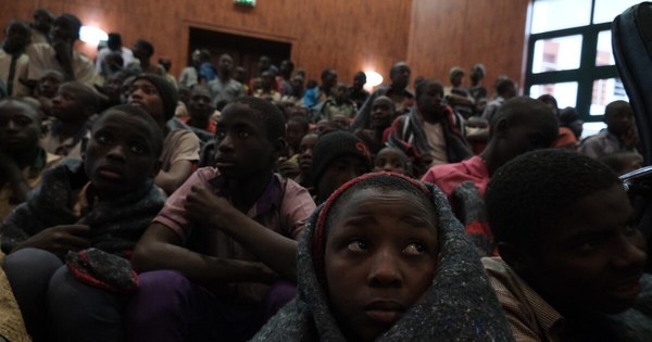 La Nación / Liberan a 42 personas secuestradas hace diez días en escuela en Nigeria