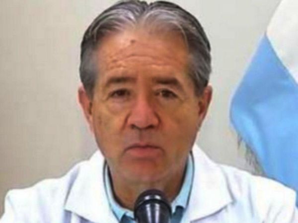 Cae ministro de Ecuador tras vacunar a su madre