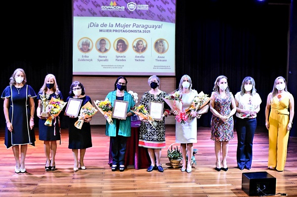 UNAE Y COPACONS CONMEMORARON EL DÍA DE LA MUJER PARAGUAYA RECONOCIENDO A MUJERES DESTACADAS DE ENCARNACIÓN