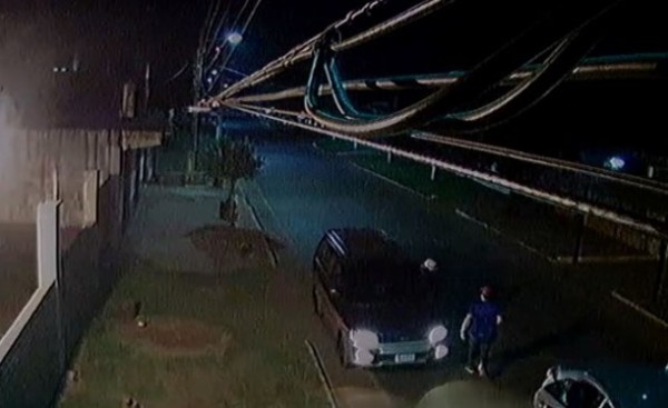 Delincuentes toman de rehén a comerciante y se llevan su furgón