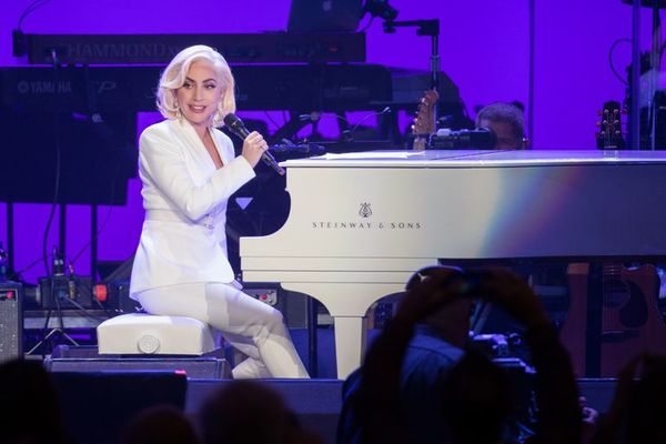 Lady Gaga recupera sanos y salvos los dos perros que le robaron - Gente - ABC Color