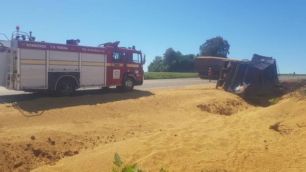 VUELCO DE CARRETA DE CAMIÓN CARGADO CON 27.000 KG DE SOJA