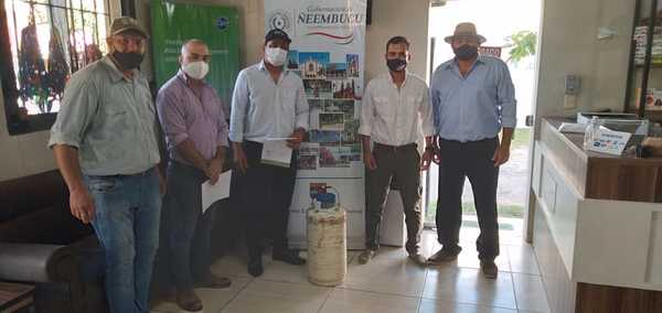 Braford entregó la segunda donación de pajuelas para mejoramiento genético de Ñeembucú