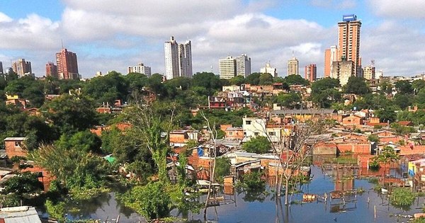 La Nación / Crecida del río Paraguay: cada día son más los damnificados en Asunción