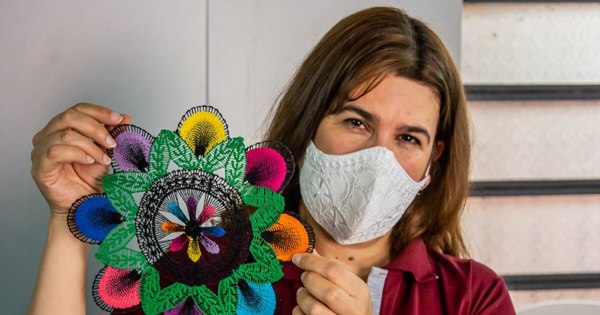 La Nación / Talentosa artesana va por su título de psicóloga desde el Buen Pastor