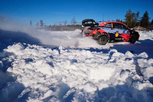 Un implacable Tanak domina en la etapa 2 del Arctic Rally