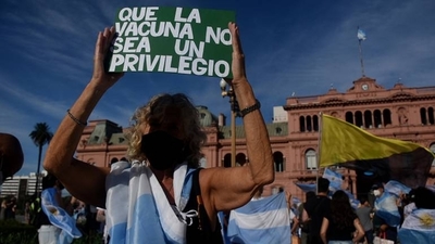 Diario HOY | Argentinos protestan contra el Gobierno por el escándalo de las vacunas VIP