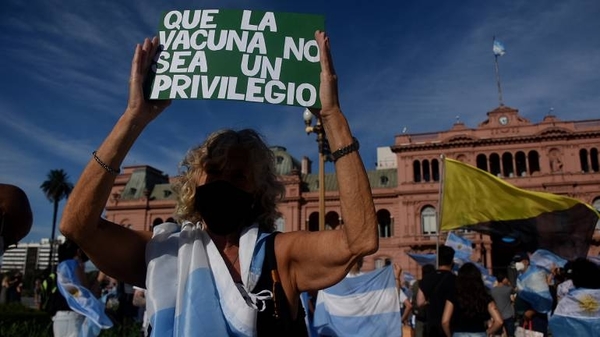 Diario HOY | Argentinos protestan contra el Gobierno por el escándalo de las vacunas VIP