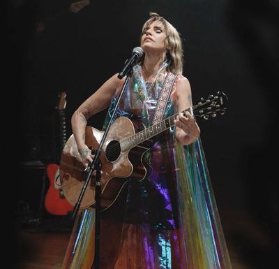 Fabiana Cantilo: flores para batallar - Espectáculos - ABC Color