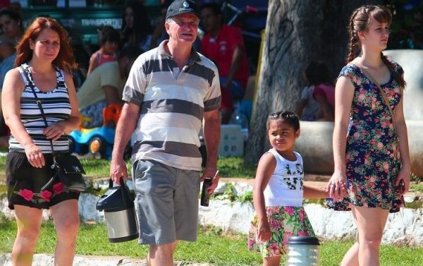 Anuncian domingo caluroso con chaparrones
