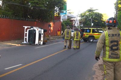 Choque y vuelco sin lesionados en Asunción - Nacionales - ABC Color