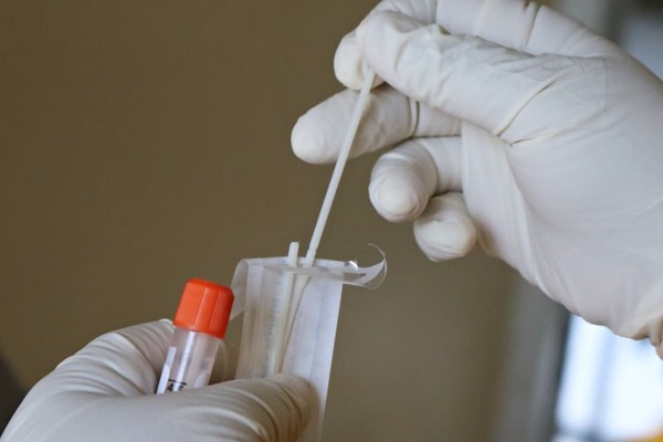 Pruebas anales de coronavirus: El nuevo conflicto entre China y EEUU