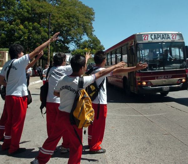 Viceministerio de Transporte informó Estudiantes podrán acceder al medio pasaje con carnet y bono estudiantil