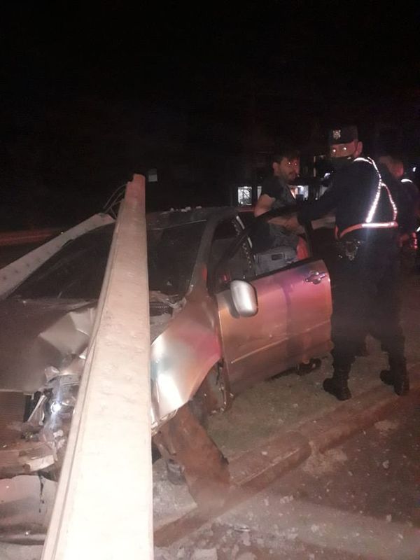 Intentó escapar de la Policía y fue a chocar contra una columna - ABC en el Este - ABC Color