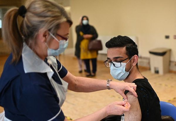 Reino Unido vacuna a más de 20 millones de personas - Mundo - ABC Color