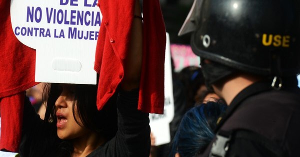 La Nación / Tras cinco feminicidios y seis intentos plantean talleres para policías