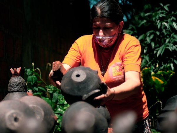 Hace más de 30 años, Julia Isídrez da forma a su arte en el barro