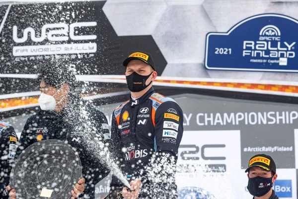 Tanak barre con todos en la nieve y se lleva la victoria