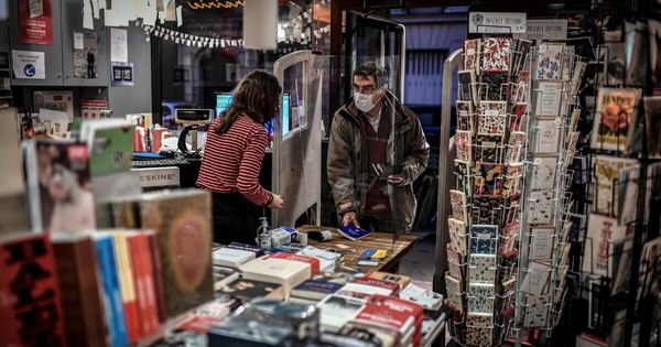 La Nación / Francia decreta que librerías son comercios esenciales