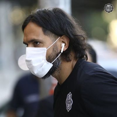 A casa con el apoyo franjeado - Olimpia - ABC Color