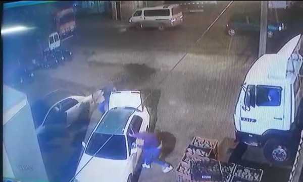Bandidos persiguen y roban mercaderías a taxista