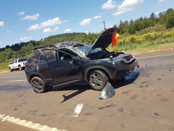 Granos de soja caen de un camión y causan accidente en la ruta PY02