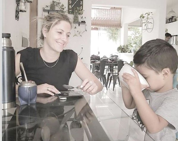Crónica / Tuvo que llevar mante a su hijo a laburar con ella
