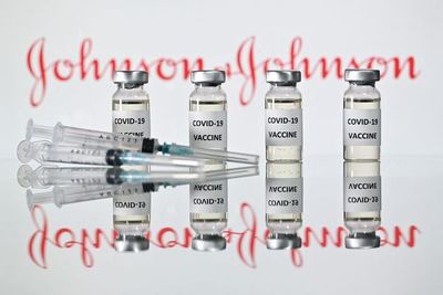 EEUU distribuirá 4 millones de vacunas anticovid de J&J para el martes - Mundo - ABC Color