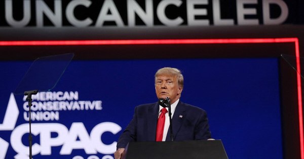 La Nación / Trump coquetea con postularse en 2024 en su vuelta a escena